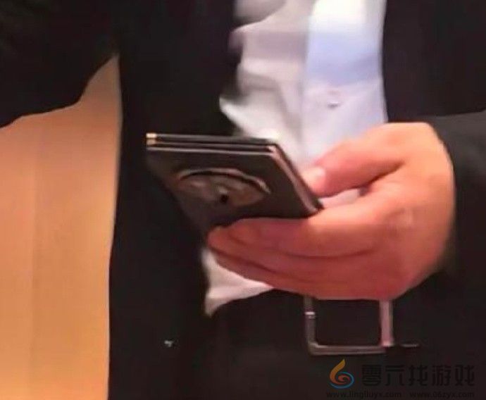 远超苹果！余承东再秀华为三折叠真机：厚度有惊喜(图1)