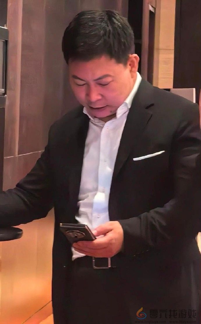 远超苹果！余承东再秀华为三折叠真机：厚度有惊喜(图2)