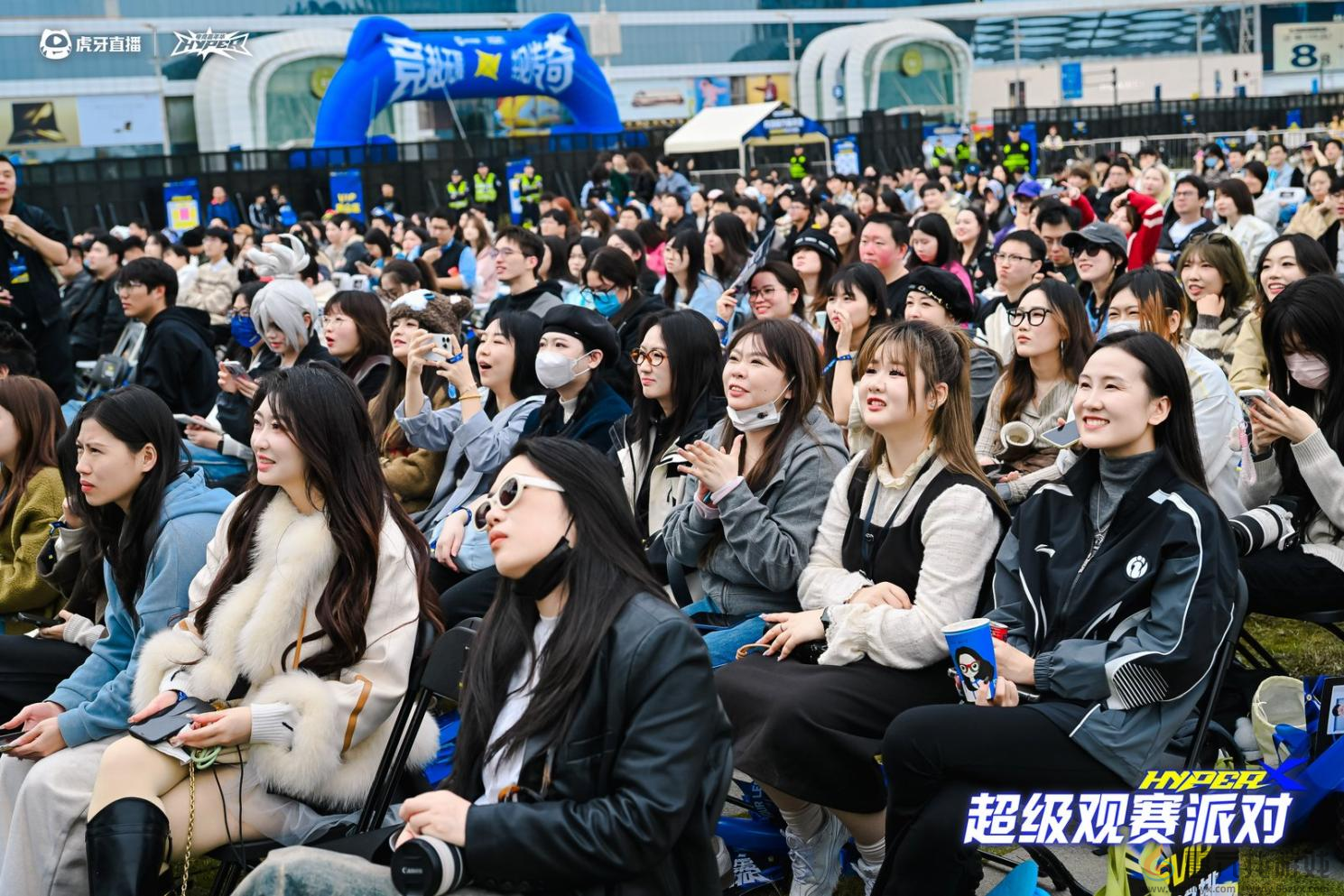 虎牙HYPER X英雄联盟2025全球总决赛观赛派对见证T1三连冠 电竞+跨界融合引领产业新风向(图3)